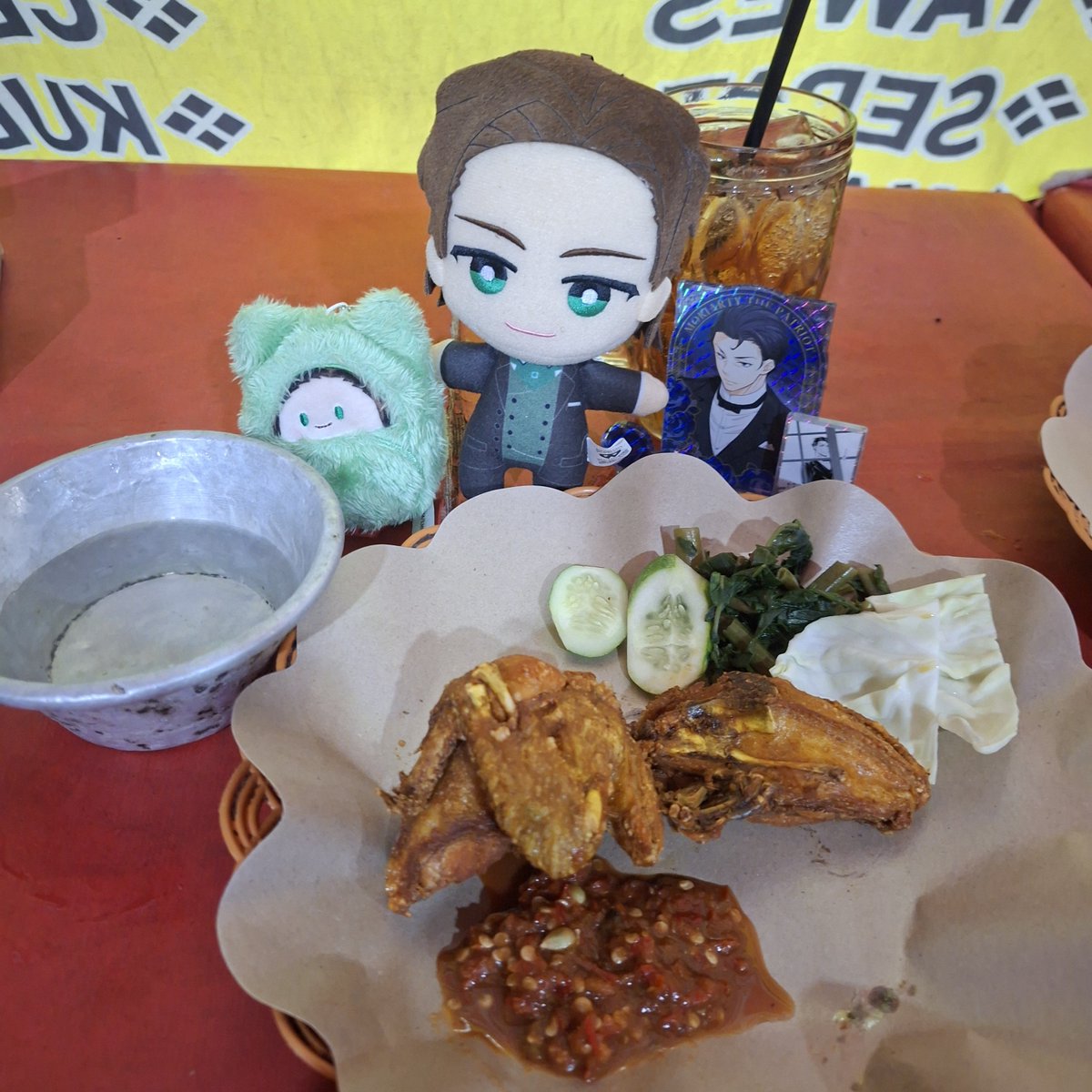 asepbluberi's tweet photo. ANJJJ gw oshikatsu di warung pecel pinggir jalan https://t.co/R3eRI2UfZJ
