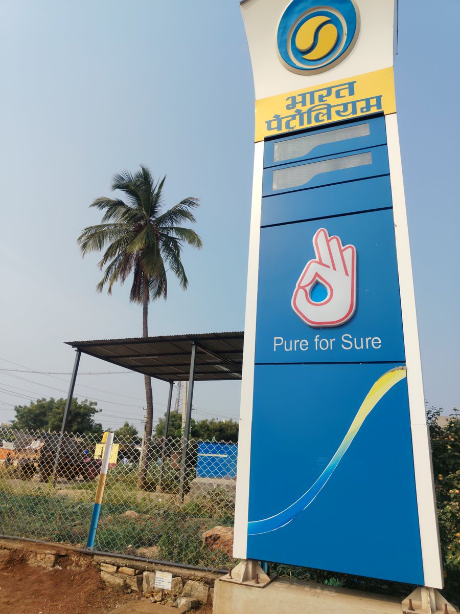 ram16224's tweet photo. Today I went to a petrol pump to fill up my vehicle and spotted this beautiful coconut tree. 

Of course, I had to stop and capture the moment! 😍 https://t.co/ocw2O8xZp3