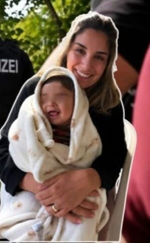 hilalnesin's tweet photo. Bu nasıl iş? Bahar Yalçınkaya, İsviçre’den sınır dışı edildi; Türkiye’de havalimanında bir yaşındaki bebeğiyle tutuklandı. Suçu “terör örgütü propagandası”. Daha ağır suçla yargılanan Serhat Bucak ise havalimanında çiçeklerle karşılandı. Barış tam olarak kime geliyor? https://t.co/JNtnZm6YLo