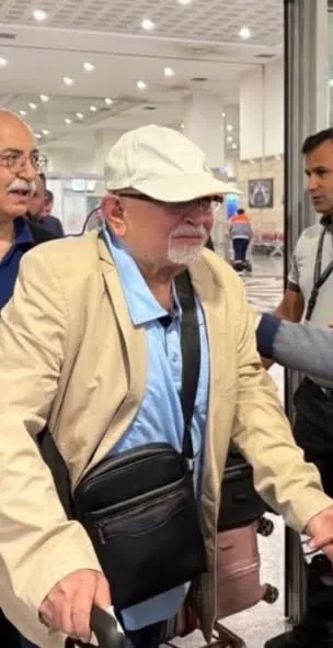 hilalnesin's tweet photo. Bu nasıl iş? Bahar Yalçınkaya, İsviçre’den sınır dışı edildi; Türkiye’de havalimanında bir yaşındaki bebeğiyle tutuklandı. Suçu “terör örgütü propagandası”. Daha ağır suçla yargılanan Serhat Bucak ise havalimanında çiçeklerle karşılandı. Barış tam olarak kime geliyor? https://t.co/JNtnZm6YLo