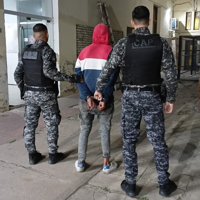 PoliciaCbaOf's tweet photo. La acción policial arrojó cifras contundentes durante el fin de semana:

📍 Capital
▪️Detenidos: 152
▪️Vehículos trasladados: 157
▪️Armas secuestradas: 4

📍 Interior
▪️Detenidos: 126
▪️Vehículos trasladados: 432
▪️Armas secuestradas: 16

🚨 Presencia policial constante en todo el territorio provincial.
