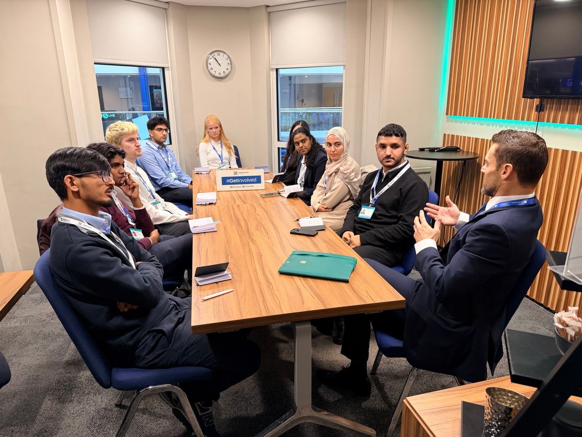 drlukeevans's tweet photo. A pleasure to meet some of the Patchwork Foundation delegates at Conservative Party Conference this morning to talk all things health, body image and my journey into politics!
Do make sure to check out Patchwork if youโre looking to #GetInvolved in politics and public service. https://t.co/SfvfI1K4zz