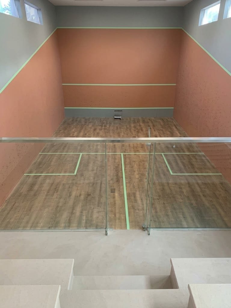 playsquashcombr's tweet photo. Quadras de Squash em vidro e alvenaria.... Bolinha Preta ou Branca? Vc escolhe https://t.co/uojWxQaqMP