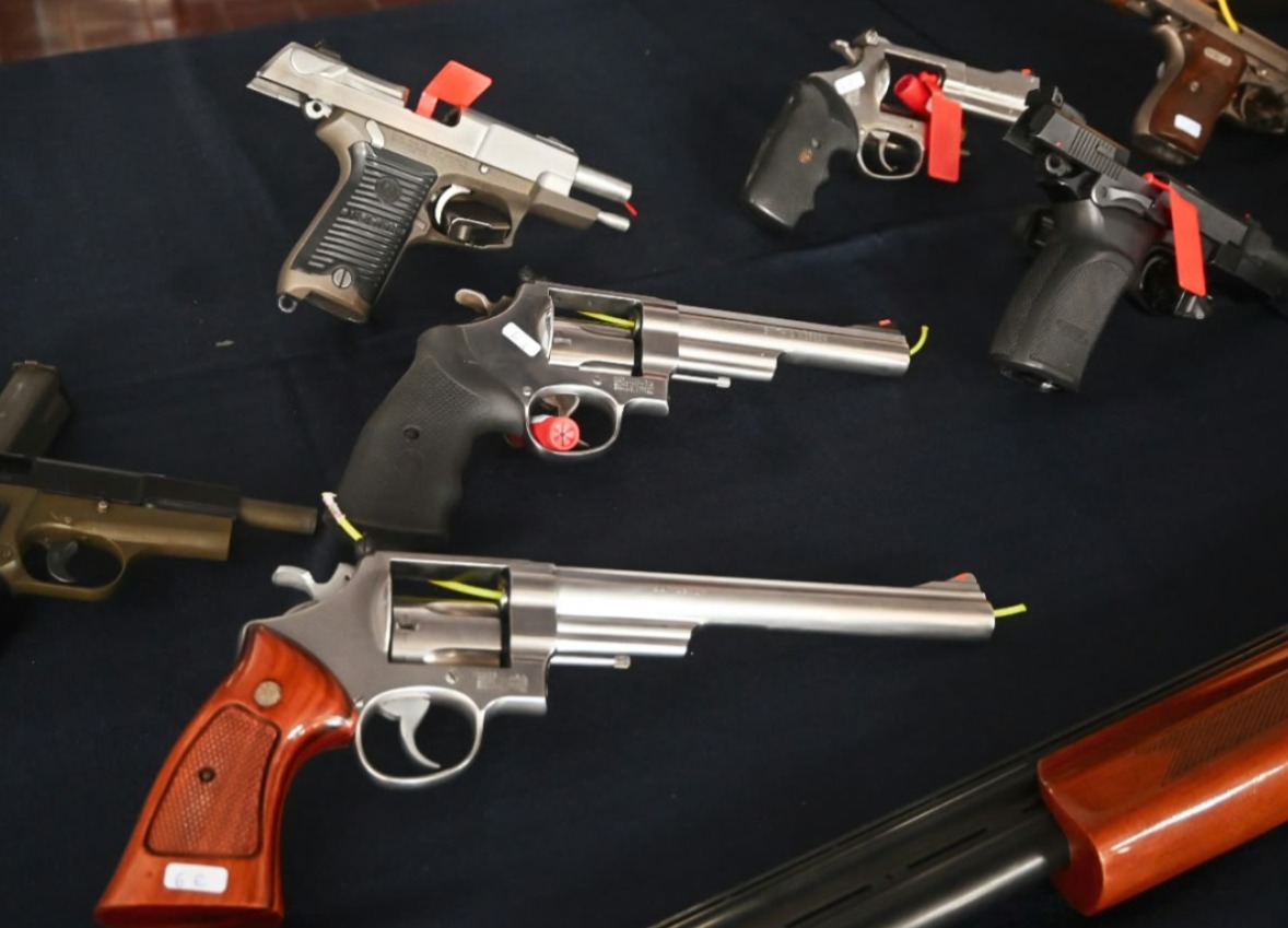 PoliciaCbaOf's tweet photo. La acción policial arrojó cifras contundentes durante el fin de semana:

📍 Capital
▪️Detenidos: 152
▪️Vehículos trasladados: 157
▪️Armas secuestradas: 4

📍 Interior
▪️Detenidos: 126
▪️Vehículos trasladados: 432
▪️Armas secuestradas: 16

🚨 Presencia policial constante en todo el territorio provincial.