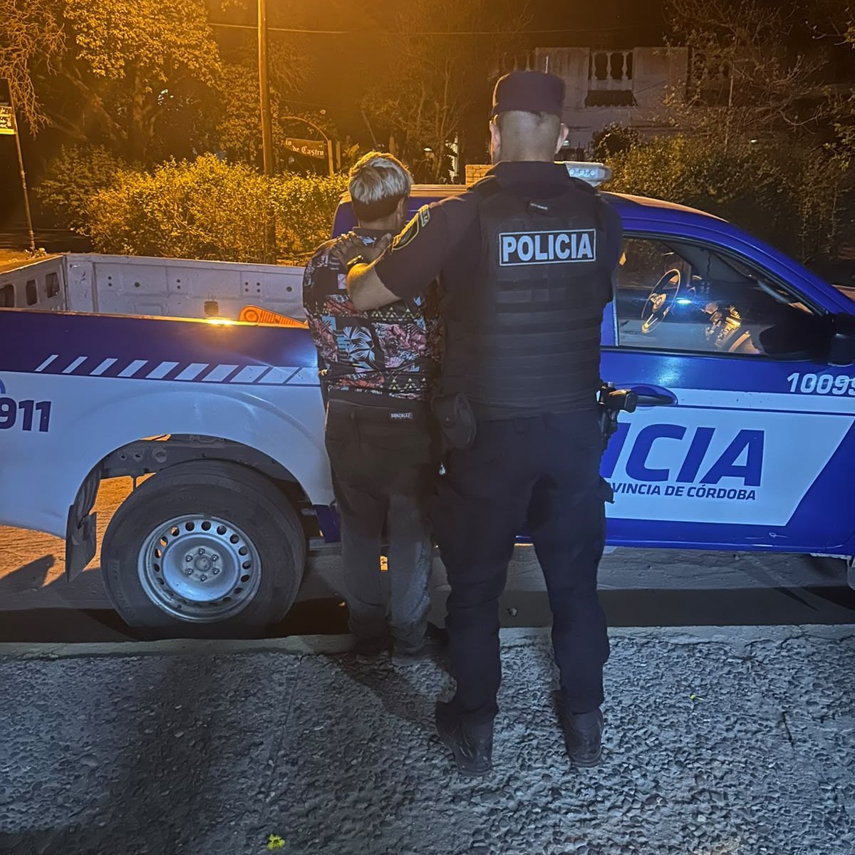 PoliciaCbaOf's tweet photo. La acción policial arrojó cifras contundentes durante el fin de semana:

📍 Capital
▪️Detenidos: 152
▪️Vehículos trasladados: 157
▪️Armas secuestradas: 4

📍 Interior
▪️Detenidos: 126
▪️Vehículos trasladados: 432
▪️Armas secuestradas: 16

🚨 Presencia policial constante en todo el territorio provincial.