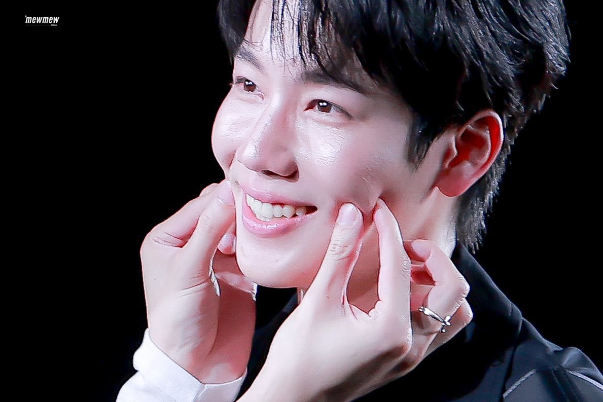 ensoleilley's tweet photo. pinching baby’s mochi cheeks🍡🤏🏻 https://t.co/bgYKAMysbe
