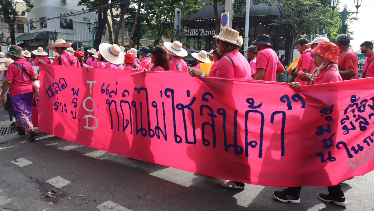 newinreallife's tweet photo. “ที่ดินไม่ใช่สินค้า”

5 ต.ค. 69 #วันที่อยู่อาศัยโลก ขบวนคนจนฯ ชาวนา คนไร้บ้าน คนสลัม กลุ่มชาติพันธ์ุ รวมหลายพันคน เดินเท้าจากลานคนเมืองไปทำเนียบฯ ยื่น UN-นายกฯ เรียกร้อง #สิทธิในที่อยู่อาศัย ในฐานะสิทธิพื้นฐานตามรัฐธรรมนูญไทย โดยให้ #แก้รัฐธรรมนูญ ทั้งฉบับจาก สสร. เลือกตั้ง 100% https://t.co/wL4mG6izbc