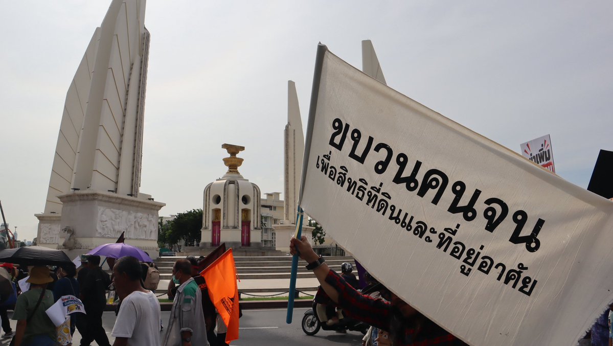 newinreallife's tweet photo. “ที่ดินไม่ใช่สินค้า”

5 ต.ค. 69 #วันที่อยู่อาศัยโลก ขบวนคนจนฯ ชาวนา คนไร้บ้าน คนสลัม กลุ่มชาติพันธ์ุ รวมหลายพันคน เดินเท้าจากลานคนเมืองไปทำเนียบฯ ยื่น UN-นายกฯ เรียกร้อง #สิทธิในที่อยู่อาศัย ในฐานะสิทธิพื้นฐานตามรัฐธรรมนูญไทย โดยให้ #แก้รัฐธรรมนูญ ทั้งฉบับจาก สสร. เลือกตั้ง 100% https://t.co/wL4mG6izbc