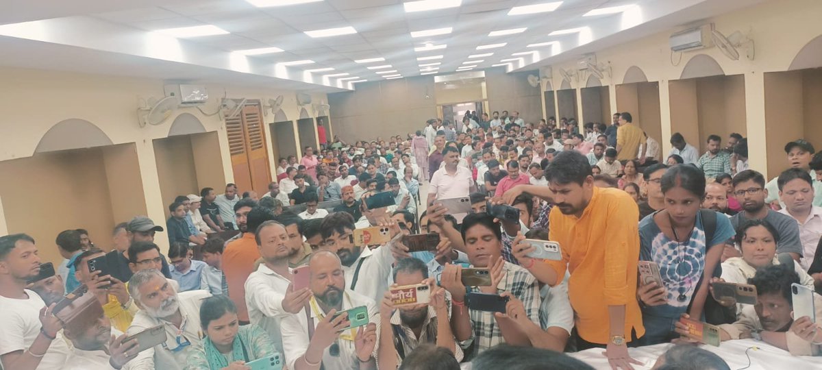 omprakashy825's tweet photo. @samrat4bjp beltron डाटा एंट्री ऑपरेटर को विभागीय सेवा समायोजन किया जाए,   बिहार में लगभग 20हजार डेटा एंट्री ऑपरेटर लंबे अर्से तक अपनी सेवा देने के बाद भी उनकी जायज मांगो को अनदेखा कर रही है क्या बिहार सरकार बिहार को डिजिटल बनाने वाले कर्मी को वेतनमान की सुविधा नहीं दे सकती है ? https://t.co/TseBOSDoGj