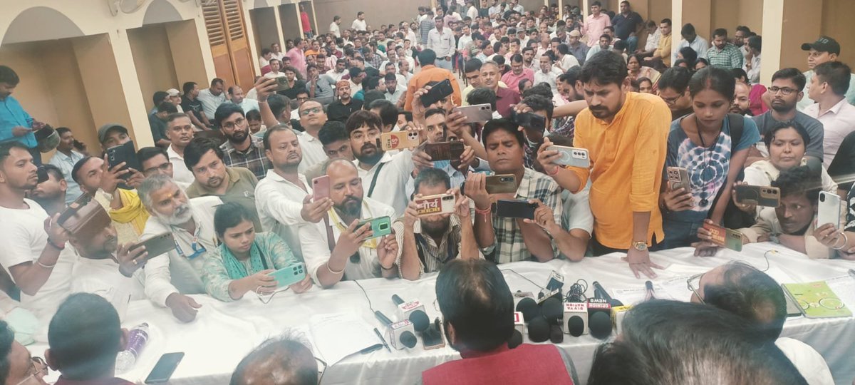 omprakashy825's tweet photo. @samrat4bjp beltron डाटा एंट्री ऑपरेटर को विभागीय सेवा समायोजन किया जाए,   बिहार में लगभग 20हजार डेटा एंट्री ऑपरेटर लंबे अर्से तक अपनी सेवा देने के बाद भी उनकी जायज मांगो को अनदेखा कर रही है क्या बिहार सरकार बिहार को डिजिटल बनाने वाले कर्मी को वेतनमान की सुविधा नहीं दे सकती है ? https://t.co/TseBOSDoGj