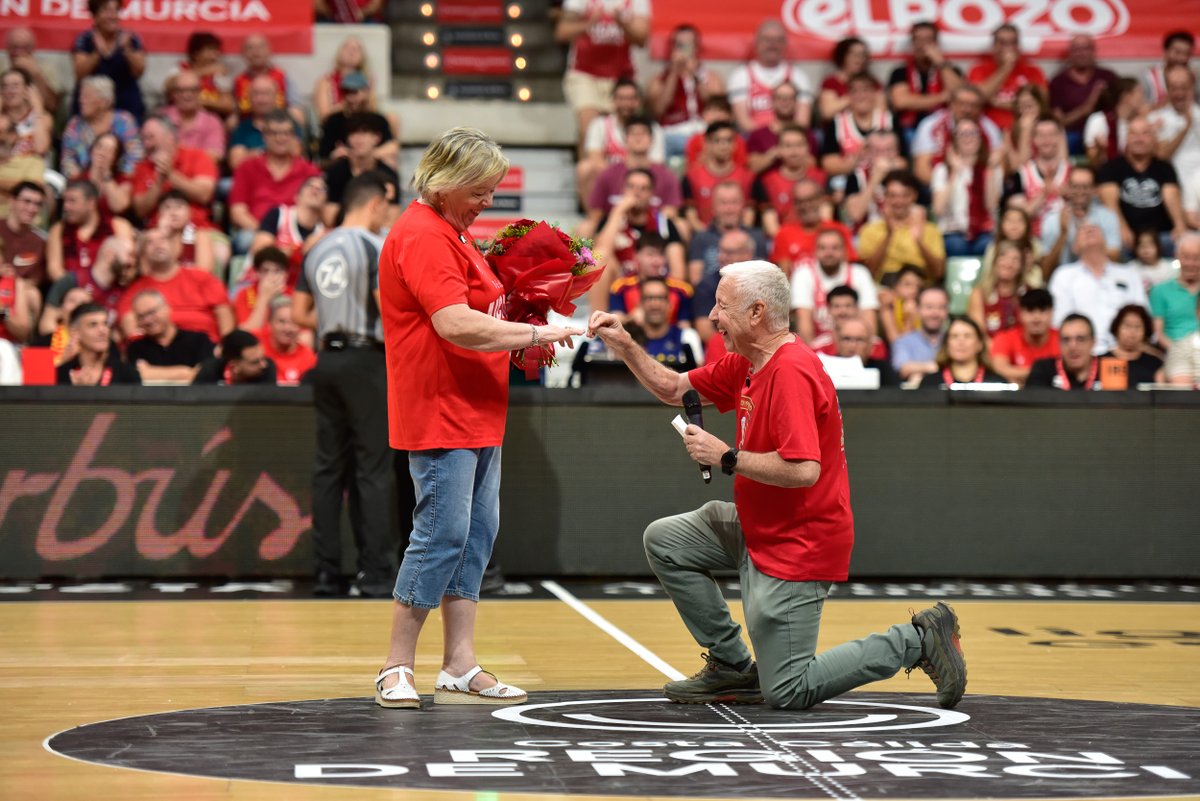 basketlover's tweet photo. Victoria del @UCAMMurcia... ¡y un "Sí, quiero"! 💍

Tras 50 años de matrimonio que mejor manera para volver a pedirle la mano al amor de tu vida que hacerlo en la cancha del equipo de tu vida❤️🤍

El amor, presente en la #LigaEndesa 💐 https://t.co/Zw9JO1Ov61