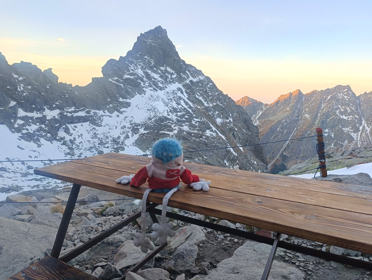 LeonFettel's tweet photo. Nic mi nie mówcie, bo nie obejrzałem #BahrainGP w #ElevenF1.
Byłem trochę poza zasięgiem 👆🏻⛰️
#Rysy #Tatry #wlazłem https://t.co/gqJ6w8Q7wD