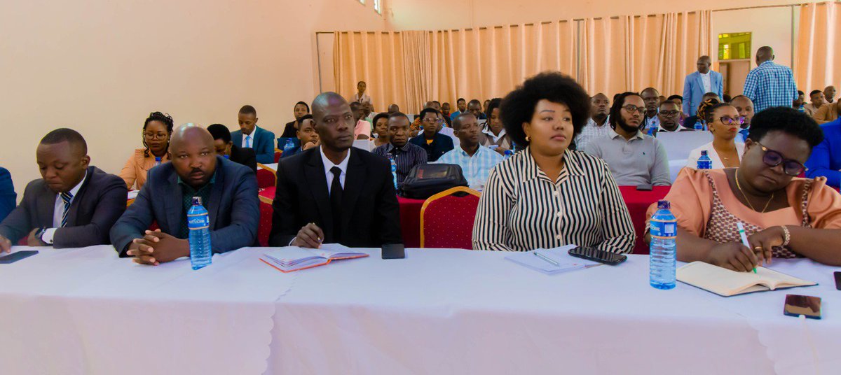 MinCoMedia's tweet photo. Lancement officiel ce lundi 5 octobre par le Ministre du @MinCoMedia Ambassadeur @ButoyiEvelyne des sessions de spécialisation des journalistes sur la couverture médiatique des étapes de mise en œuvre de la Vision #Burundi 2040-2060. Dans le cadre de ces formations, plus de 300 journalistes vont être formés à travers tout le pays sur les thématiques liées au traitement des sujets économiques et aux différents genres journalistiques, ainsi que sur la manière de les appliquer dans l'accompagnement de la mise en œuvre de la Vision.