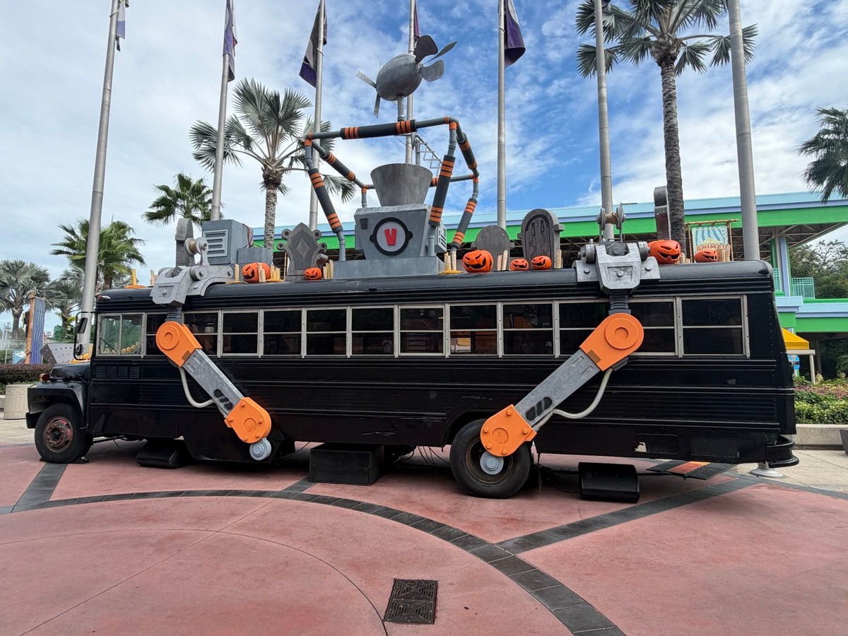 insideuniversal's tweet photo. Lotta HHN fans gonna be droppin’ tonight, as Jack the Clown is scheduled to be released in the Item Shop! #HHN35 #Fortnite @HorrorNightsORL https://t.co/3XF6iXXSDx