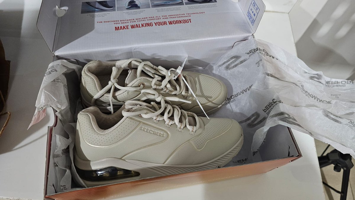 Manjari607's tweet photo. @SkechersIndia Delivered WRONG shoes for Order #SOP00538275(₹12,999) &amp; refused to fix it!Flagged within 24 hours but you silently closed Case#00724341. Escalated to Consumer Affairs under NCH Docket: 10337983 and emailed your Greviance officer. Stop the bots &amp; refund my money! https://t.co/qHVKpuLTnn