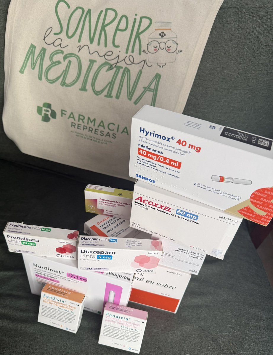 crispmarcote's tweet photo. Señor Feijóo, vengo de mi visita mensual a la farmacia.

Unos 40€ al mes mi medicación, exceptuando el biológico (Hyrimoz) que me lo dan en la farmacia del Hospital. Los parches para el dolor los compro cada 15 días. Gracias a que no hay copago como cuando estaba Rajoy y usted en Galicia o pagaría mucho más. 

Sabe porqué tanta medicación? En la sanidad que usted dejó en Galicia, llevo un año esperando por la Unidad del Dolor y un año y medio esperando cita para Neurocirugía. Y soy paciente con dolor crónico y una enfermedad autoinmune degenerativa! 

Pero claro, la culpa de estar enferma es mía, según usted! Y los enfermos como yo o los que tengan un cáncer van a tener que trabajar aunque sea a rastras o muriéndose en la oficina, o en la obra! Porque usted va a dar poder a las mutuas de las empresas para darnos el alta. 

Es usted un IMPRESENTABLE!