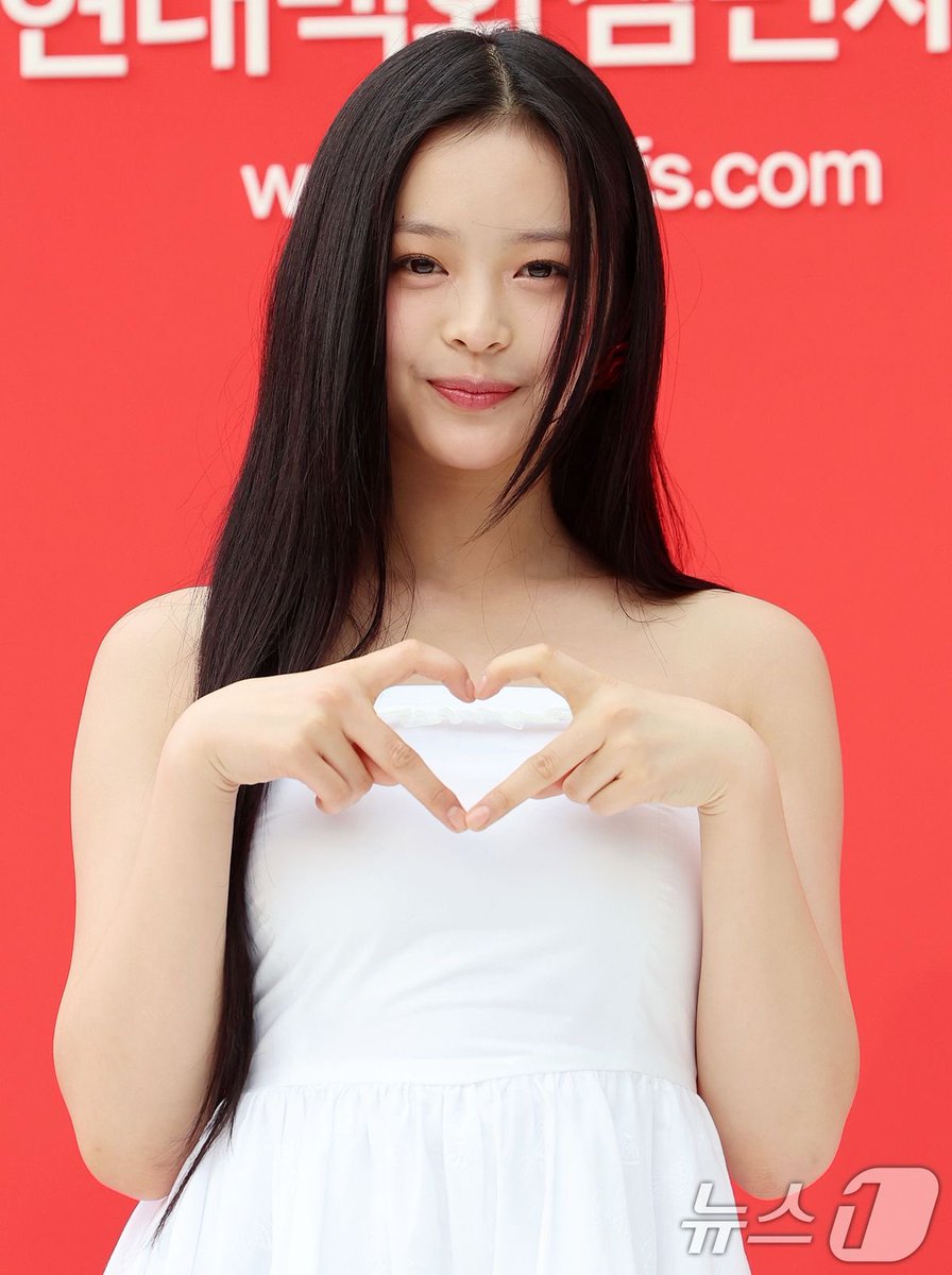 AboutNWJNSMusic's tweet photo. ADOR has locked Hanni’s 22nd birthday playlist behind a paywall on Weverse.

Hanni used to share her playlist with fans every year on her birthday for free. https://t.co/ZZoW3kf2Yr