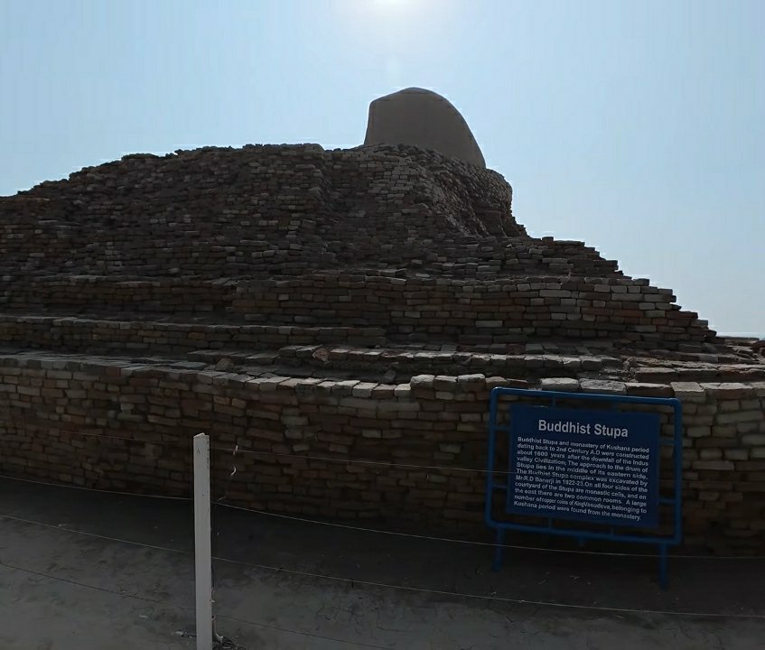 KraantiKumar's tweet photo. न्यूज़ीलैंड यूटूबर Karl Rock प्राचीन सिंधु घाटी सभ्यता को देखने मोहनजोदड़ो गए थे.

ऊंचे टीले के बारे में साफ साफ अक्षरों में लिखा है Buddhist Stupa.

भारतीय इतिहासकार मोहनजोदड़ो सभ्यता को बौद्ध सभ्यता मानने को राजी नही हैं.

वो मान जाएंगे तो उन्हें मानना पड़ेगा बौद्ध सभ्यता 8000 साल पुरानी सभ्यता है.

पूरी सिंधु घाटी सभ्यता बौद्ध सभ्यता है. धोलावीरा से लेकर राखीगढ़ी तक और मोहनजोदड़ो से लेकर पेशावर तक. काबुल से लेकर सेंट्रल एशिया तक सब बौद्ध सभ्यता था.