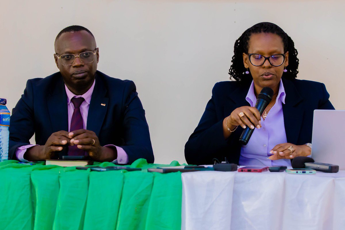 MinCoMedia's tweet photo. Lancement officiel ce lundi 5 octobre par le Ministre du @MinCoMedia Ambassadeur @ButoyiEvelyne des sessions de spécialisation des journalistes sur la couverture médiatique des étapes de mise en œuvre de la Vision #Burundi 2040-2060. Dans le cadre de ces formations, plus de 300 journalistes vont être formés à travers tout le pays sur les thématiques liées au traitement des sujets économiques et aux différents genres journalistiques, ainsi que sur la manière de les appliquer dans l'accompagnement de la mise en œuvre de la Vision.