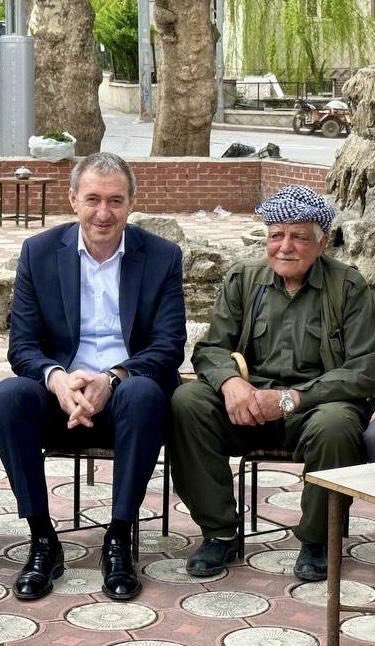 tuncerbakirhan's tweet photo. En zor yıllarda kapısını da yüreğini de mücadeleye tereddütsüzce açan Pervari İlçe Eş Başkanımız Mamê Sıddık'ı kaybettik.

Partimize selam vermenin bile tutuklanma, tehdit, hatta ölüm sebebi olduğu yıllarda o hep en öndeydi. Korkmadı, geri durmadı, yalnız bırakmadı.

O, Pervari'nin direnciydi, fedakârlığıydı, vefasıydı. Nice zor günde kapısı çalınan, sözüne ve yüreğine güvenilen bir yol arkadaşımızdı.

Bugün sırtımızı güvenle dayadığımız, varlığıyla bize güç veren birini yitirdik. Çok eksildik.

Anısı, emeği ve mücadeleye kattığı değerler hep bizimle olacak. Ailesine, Pervari halkına ve tüm yoldaşlarına başsağlığı diliyorum.