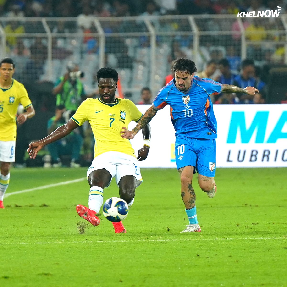 KhelNow's tweet photo. India vs Brazil, through the lens. 🇮🇳🇧🇷📸
A night of football, passion and unforgettable moments at the VYBK. ⚽✨
#IndianFootball #Brazil #INDBRA https://t.co/hGm0PrDHPv