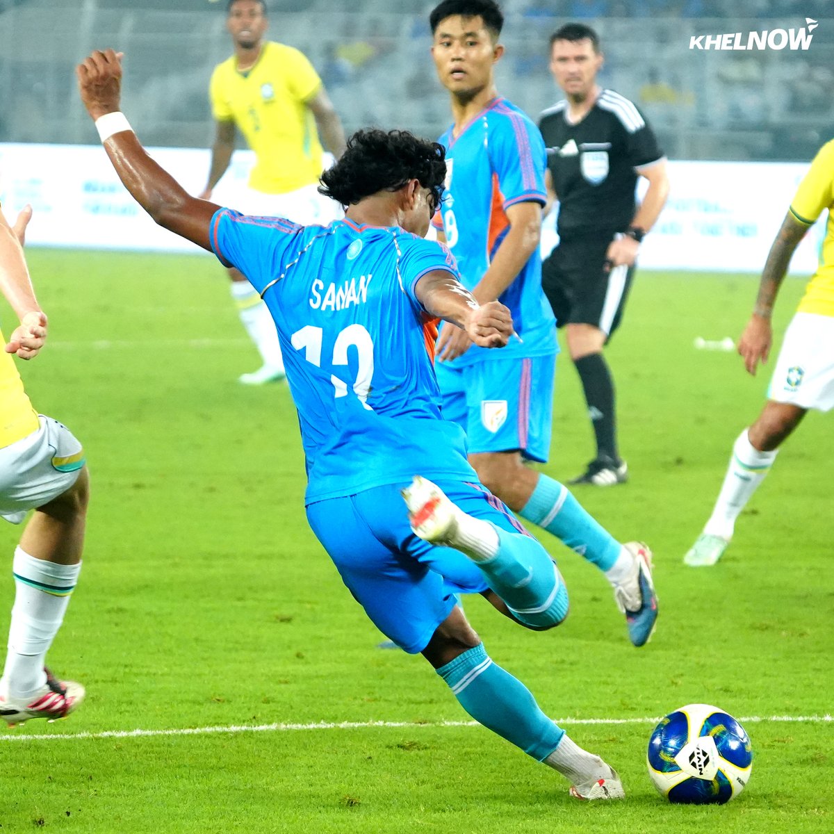KhelNow's tweet photo. India vs Brazil, through the lens. 🇮🇳🇧🇷📸
A night of football, passion and unforgettable moments at the VYBK. ⚽✨
#IndianFootball #Brazil #INDBRA https://t.co/hGm0PrDHPv
