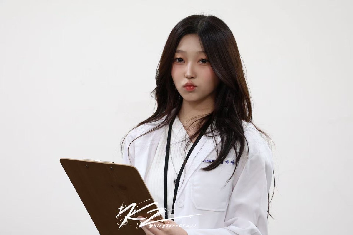 KingZoneCFMJJ's tweet photo. 261005 USPEER JUMP UP 대면 팬사인회
#유스피어 #USPEER 
#로아 #ROA https://t.co/Jq7G4W8xvV