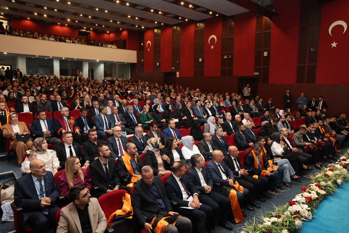 mardinartuklu's tweet photo. 🎯 Üniversitemiz 2026-2027 Akademik Yılı Değerlendirme Programı gerçekleştirildi.

Programda Üniversitemizin akademik gelişimi, bilimsel üretim kapasitesi, uluslararasılaşma, öğrenci yapısı, kalite ve akreditasyon çalışmaları kapsamlı verilerle değerlendirildi.

Bilimsel üretim, proje kapasitesi, uluslararasılaşma ve akreditasyon alanlarındaki gelişmelerin de ele alındığı programda, Mardin’in bölgesel kalkınmasına katkı sunacak yeni hedefler değerlendirildi.

@erolozvar
@ibrahimozcosar

#MAÜ #AkademikYıl #EğitimdeGelişim