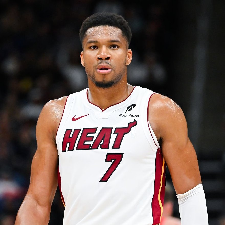 NBAdabad's tweet photo. ⚠️ Giannis Antetokounmpo diz estar APAIXONADO pela "Heat Culture":

"Ela existe mesmo. É união, é seriedade, é comunicação. Ontem, tivemos uma conversa. Foi uma das conversas mais empolgantes e divertidas que já tivemos. Tinha dois ex-integrantes da elite da Marinha, contando suas histórias, e a gente fazendo flexões. Eu amei pra c*ralho cada segundo. Fiquei todo arrepiado. Me sinto vivo de novo.

Tem comunicação, trabalho, competitividade, e falam na lata. Eles cobram certas coisas e querem que você faça sua parte. É tudo muito real. Os caras se entregam, jogam com intensidade nos treinos. É pra valer.

Tô na NBA há 13 anos, e sempre joguei com intensidade, então parece que duas linhas do tempo se encontraram agora. Estou sendo eu mesmo. Ninguém tá me pedindo pra jogar com mais intensidade, porque eu sempre fiz isso.

Em certos momentos, você precisa ser mais metódico sobre a intensidade e saber quando usar isso a seu favor. Eu tento, mas sei que tenho muita gasolina no tanque. Estou com 31 anos, não 35 ou 36 e pensando: 'Ah, eu preciso desacelerar'. Eu não. Eu ainda tenho uns bons 5 ou 6 anos pela frente."

🗞️ @nytimes