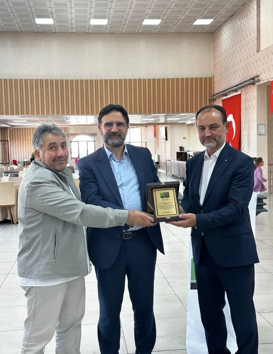 IMHAgri04's tweet photo. Dr. Fahri Güzel, konuşmasında birlik ve beraberliğin önemine dikkat çekerek İslam’ın kuşatıcı rolüne vurgu yaptı. Katılımcılara teşekkürlerini sunan Güzel, konuşmasının ardından hizmet bayrağını ve Kur'an-ı Kerim'i görevi devralan Cihan Demir’e teslim etti. https://t.co/ceeLxvP8Ff