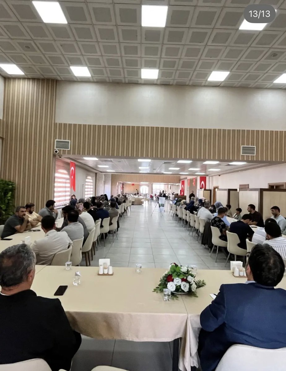 IMHAgri04's tweet photo. Dr. Fahri Güzel, konuşmasında birlik ve beraberliğin önemine dikkat çekerek İslam’ın kuşatıcı rolüne vurgu yaptı. Katılımcılara teşekkürlerini sunan Güzel, konuşmasının ardından hizmet bayrağını ve Kur'an-ı Kerim'i görevi devralan Cihan Demir’e teslim etti. https://t.co/ceeLxvP8Ff