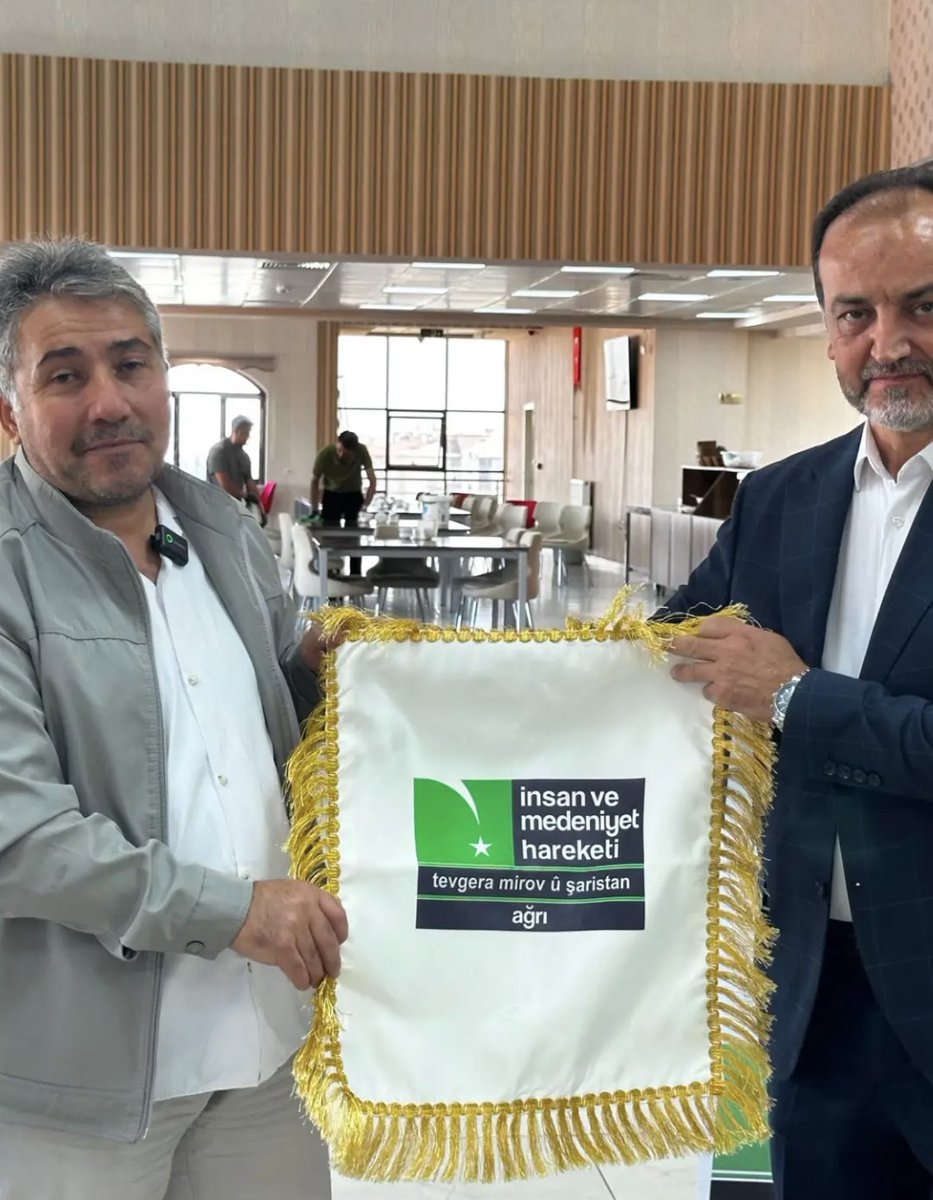 IMHAgri04's tweet photo. Dr. Fahri Güzel, konuşmasında birlik ve beraberliğin önemine dikkat çekerek İslam’ın kuşatıcı rolüne vurgu yaptı. Katılımcılara teşekkürlerini sunan Güzel, konuşmasının ardından hizmet bayrağını ve Kur'an-ı Kerim'i görevi devralan Cihan Demir’e teslim etti. https://t.co/ceeLxvP8Ff