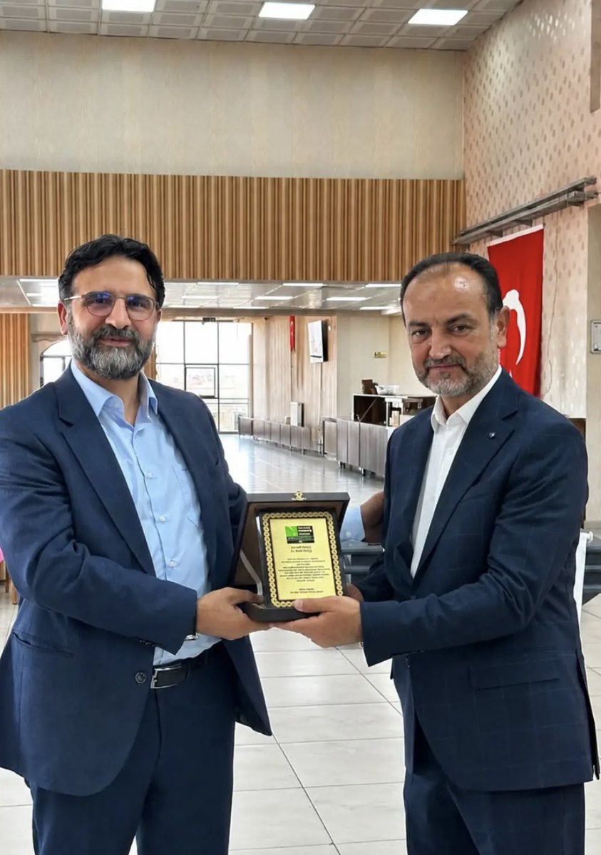 IMHAgri04's tweet photo. Dr. Fahri Güzel, konuşmasında birlik ve beraberliğin önemine dikkat çekerek İslam’ın kuşatıcı rolüne vurgu yaptı. Katılımcılara teşekkürlerini sunan Güzel, konuşmasının ardından hizmet bayrağını ve Kur'an-ı Kerim'i görevi devralan Cihan Demir’e teslim etti. https://t.co/ceeLxvP8Ff