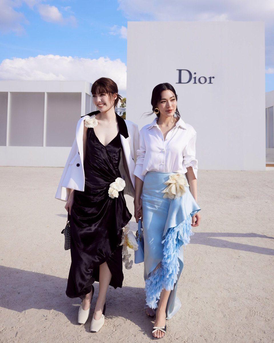 Ccgiyss's tweet photo. The runway is stunning, Lingling Kwong and Orm Kornnaphat even more so. Always with you. 💐✨

#LinglingKwong #OrmKornnaphat
#LingOrmDiorSummer27 #LingOrm
#Dior #DiorSummer27 #PFW https://t.co/BusqQn1N0a