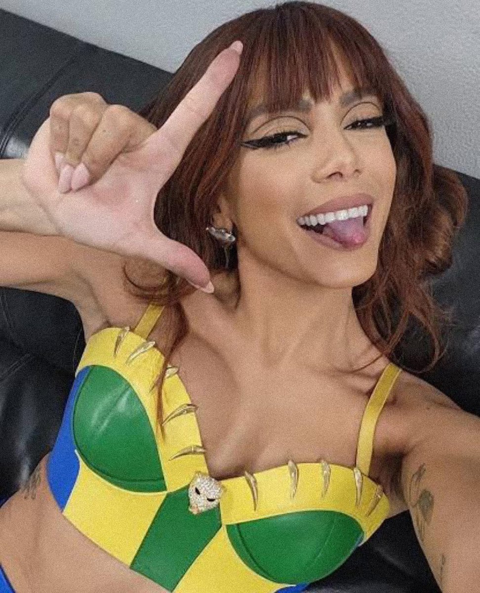 rafsgodoi's tweet photo. Anitta está assumindo a mesma estratégia que assumiu nas últimas eleições, ela não quer puxar votos de quem gosta do Lula e aprova 100% das atitudes dele, ela quer convencer quem NÃO gosta dele, de que por mais que ele não seja perfeito, ele é MUITO melhor que seu adversário. https://t.co/Yy729c9oOq