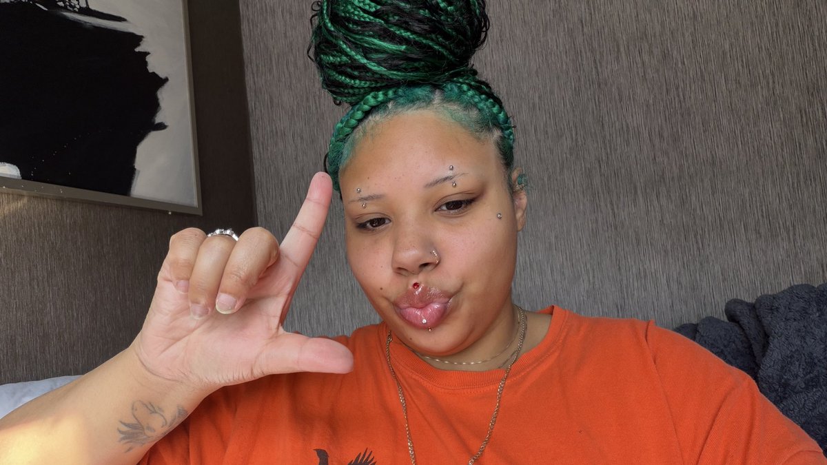 chocolate_moonn's tweet photo. What loser would send me gifts bc I’m pretty show your devotion to me 🤭 https://t.co/JkgUr5ch13