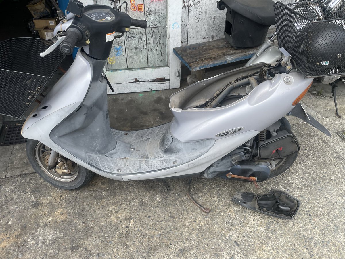 yada_ynfp's tweet photo. 今日も色々ありました。引き上げに行った車両。2年半放置だそうでバッテリーは変えます、8千円は最低見てくださいと伝えたら、いや充電してあるから大丈夫、5千円にして、と。断ろうかと思いましたが隣の市まで行ったので根負けして引き上げてきました。珍しいABS付きDIO。しかし… https://t.co/5ngaF8eCzm