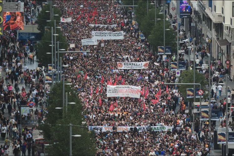 PerClausen3's tweet photo. I de seneste dage har vi set store protester i Spanien imod den håbløse boligsituation og i Frankrig i protest mod konsekvenserne af årtiers nedskæringer for uddannelsesinstitutionerne. Venstrefløjen støtter naturligvis disse protester, mens højrefløjen, som ikke har nogen politiske svar på disse problemer, har startet en voldsom hetz mod de aktionerende, venstrefløjen og (selvfølgelig) muslimerne. Den kamp foregår også i EU -parlamentet