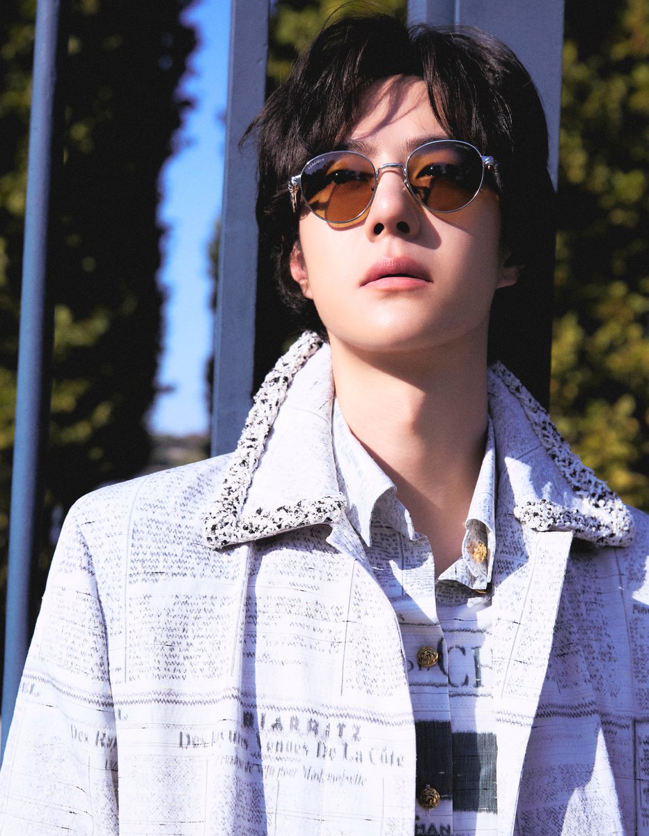 wxyzybxz's tweet photo. 261005 23:00 YIBO-OFFICIAL weibo update x Wang Yibo (1/3)

“Paris BO log”
Strolling through the garden, letting the mind wander.
Sunlight resting on his shoulders, leaves carpeting the path, a gentle breeze brushing past his hair, simply enjoying a quiet moment of ease.

Brand Ambassador Wang Yibo wears a CHANEL 2027 Early Spring Resort Collection newspaper-print coat and shirt, inspired by an iconic moment of Mademoiselle Chanel reading a newspaper. Paired with leather shoes, sunglasses, and a black calfskin MAXI handbag.
See you at the show later~ 📣

#WangYiboxChanel