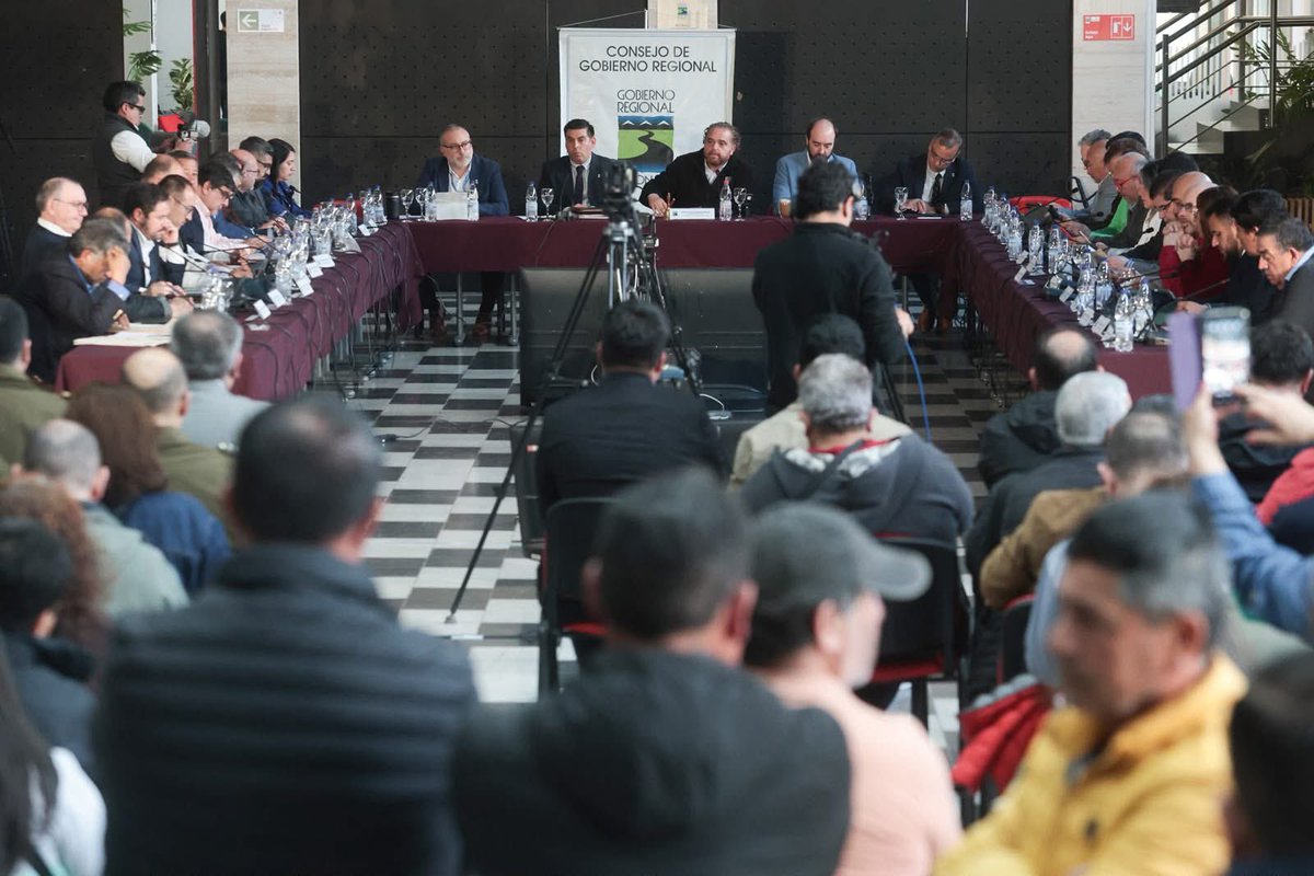 CoreBioBio's tweet photo. En la última sesión del Consejo Regional, presidida por el Gobernador Sergio Giacaman, varios fueron los importantes proyectos aprobados en materias como seguridad e infraestructura. https://t.co/0KulASOJG4