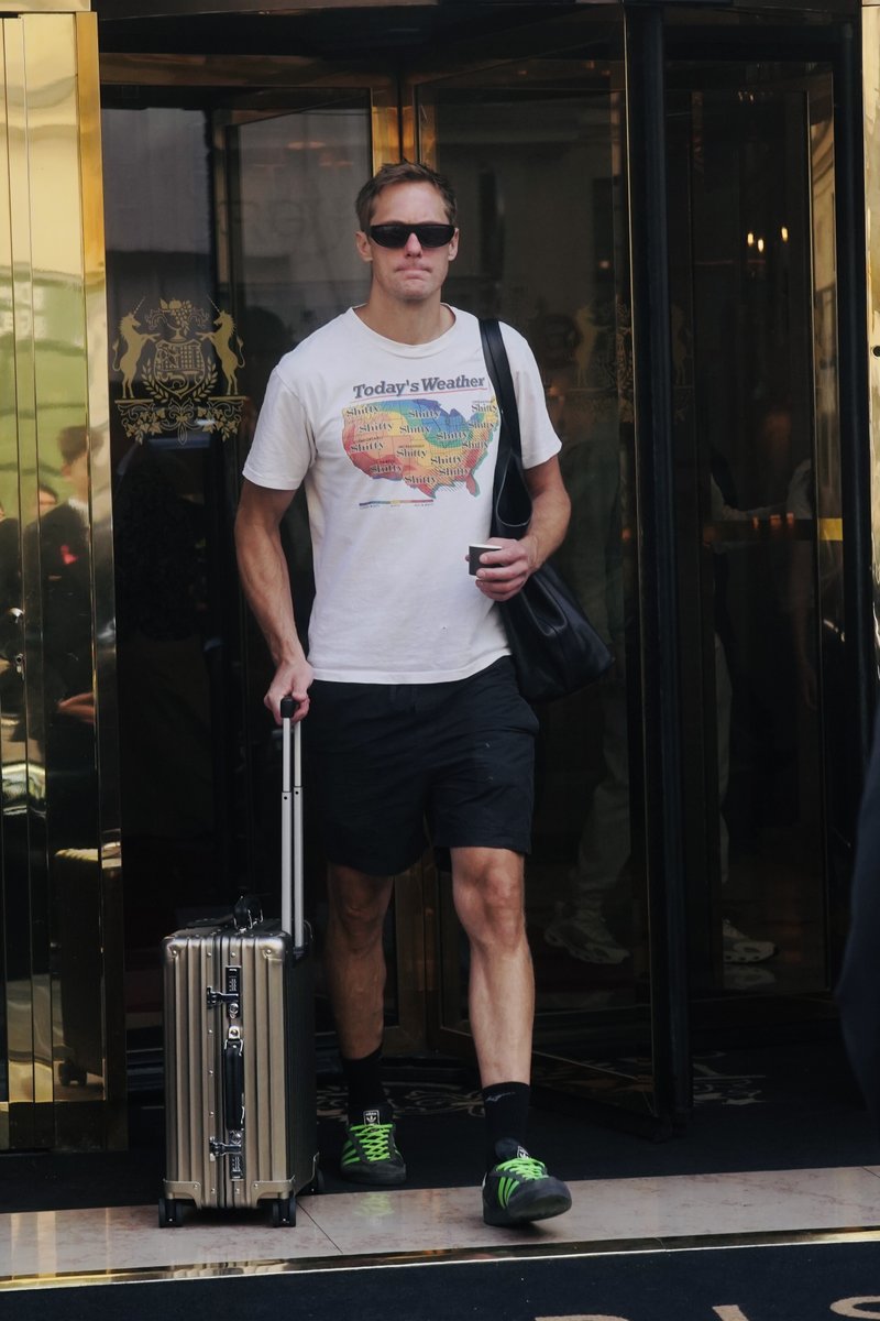 theycallmehalo's tweet photo. Alexander Skarsgard leaves his hotel heading to the airport in Paris, France. 5 Oct 2026 https://t.co/aaCrdMjZzW