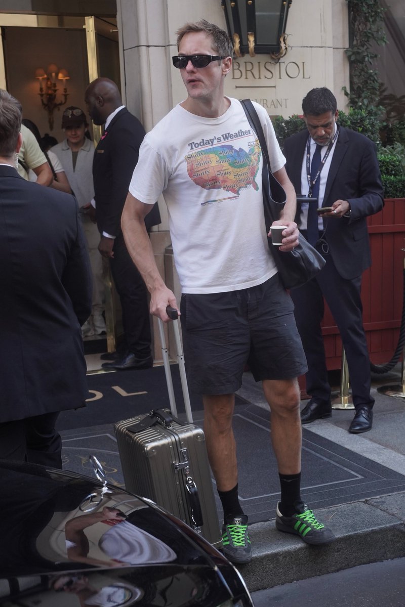 theycallmehalo's tweet photo. Alexander Skarsgard leaves his hotel heading to the airport in Paris, France. 5 Oct 2026 https://t.co/aaCrdMjZzW