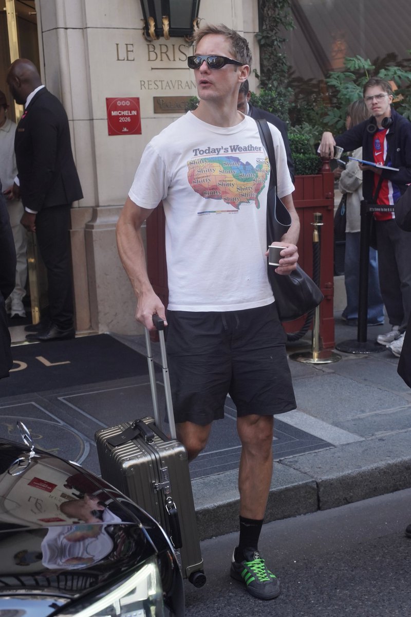 theycallmehalo's tweet photo. Alexander Skarsgard leaves his hotel heading to the airport in Paris, France. 5 Oct 2026 https://t.co/aaCrdMjZzW