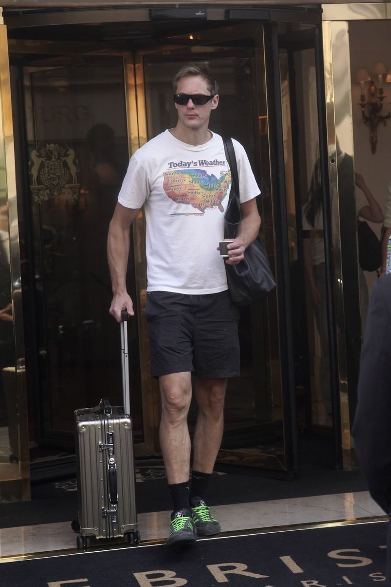 theycallmehalo's tweet photo. Alexander Skarsgard leaves his hotel heading to the airport in Paris, France. 5 Oct 2026 https://t.co/aaCrdMjZzW