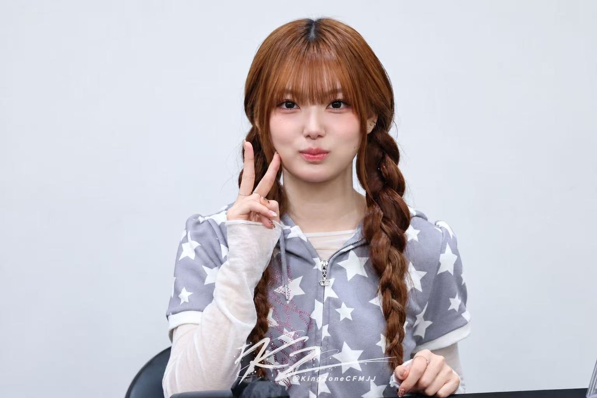 KingZoneCFMJJ's tweet photo. 261005 USPEER JUMP UP 대면 팬사인회
#유스피어 #USPEER 
#채나 #CHAENA https://t.co/TGxOwlkxD1