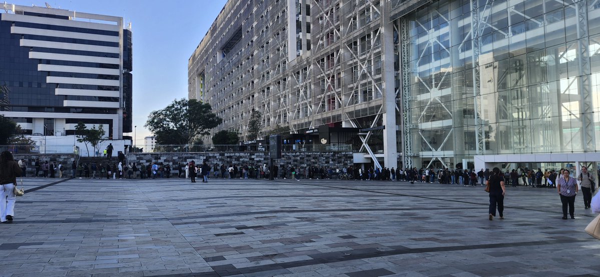 chacon_anabelle's tweet photo. Hoy tenía turno a las 8:30 para renovar la licencia. Había una fila enorme. Expliqué que tenía turno, me dijeron que no sirve que debo hacer fila para solicitar uno. Pregunté que entonces de qué sirve sacarlo en línea, respuesta: para hacer la fila y obtener uno que sí sirve. 🤦🏻‍♀️ https://t.co/8t6JwwBvJ5