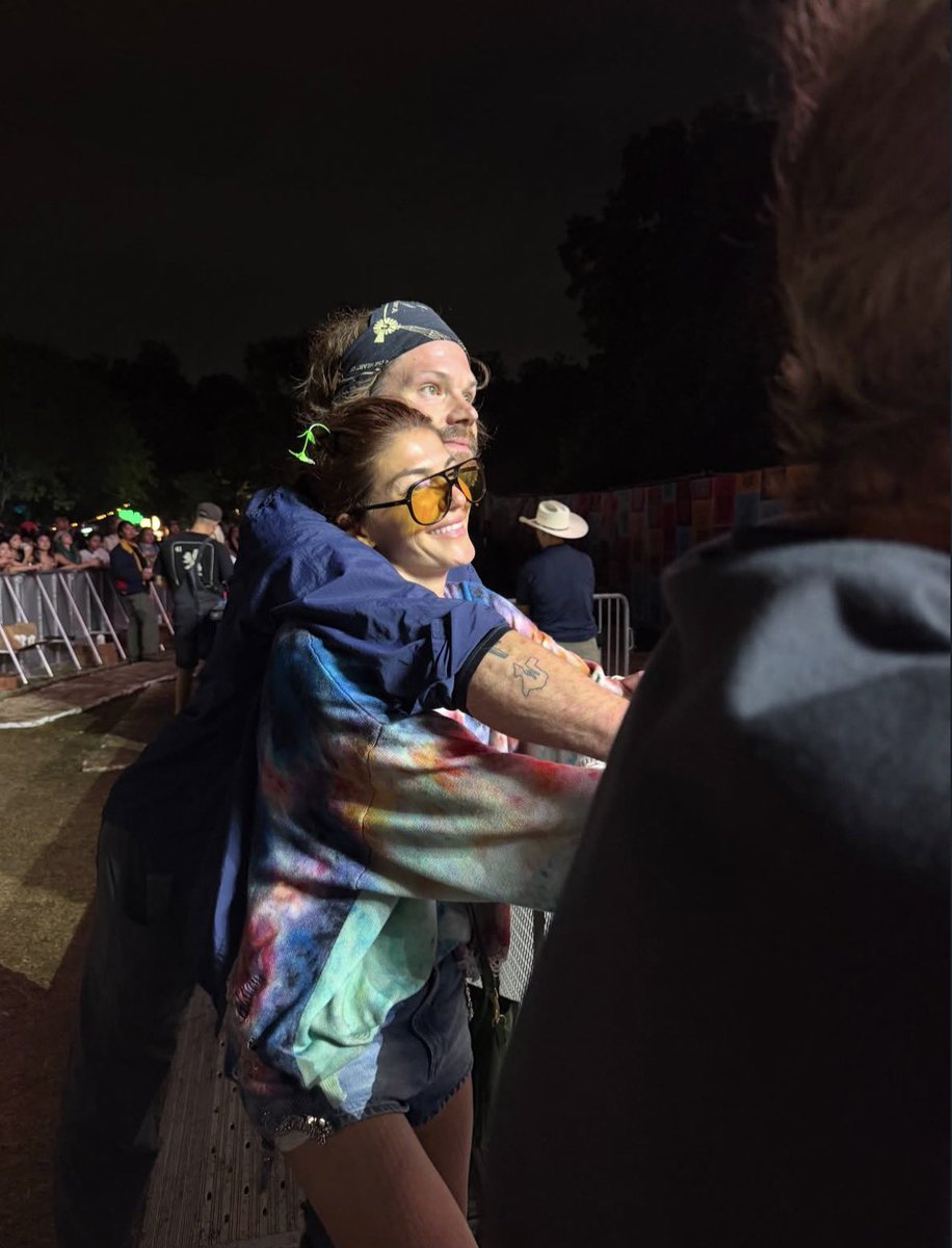 genpadbr's tweet photo. ESSES DOIS 😭😭🩷🩷

Gen nos presenteou com registros lindos com Jared no show da cantora Lorde no ACL Festival, em Austin.

📸:Gen via Instagram. https://t.co/vzXCfxCzOq