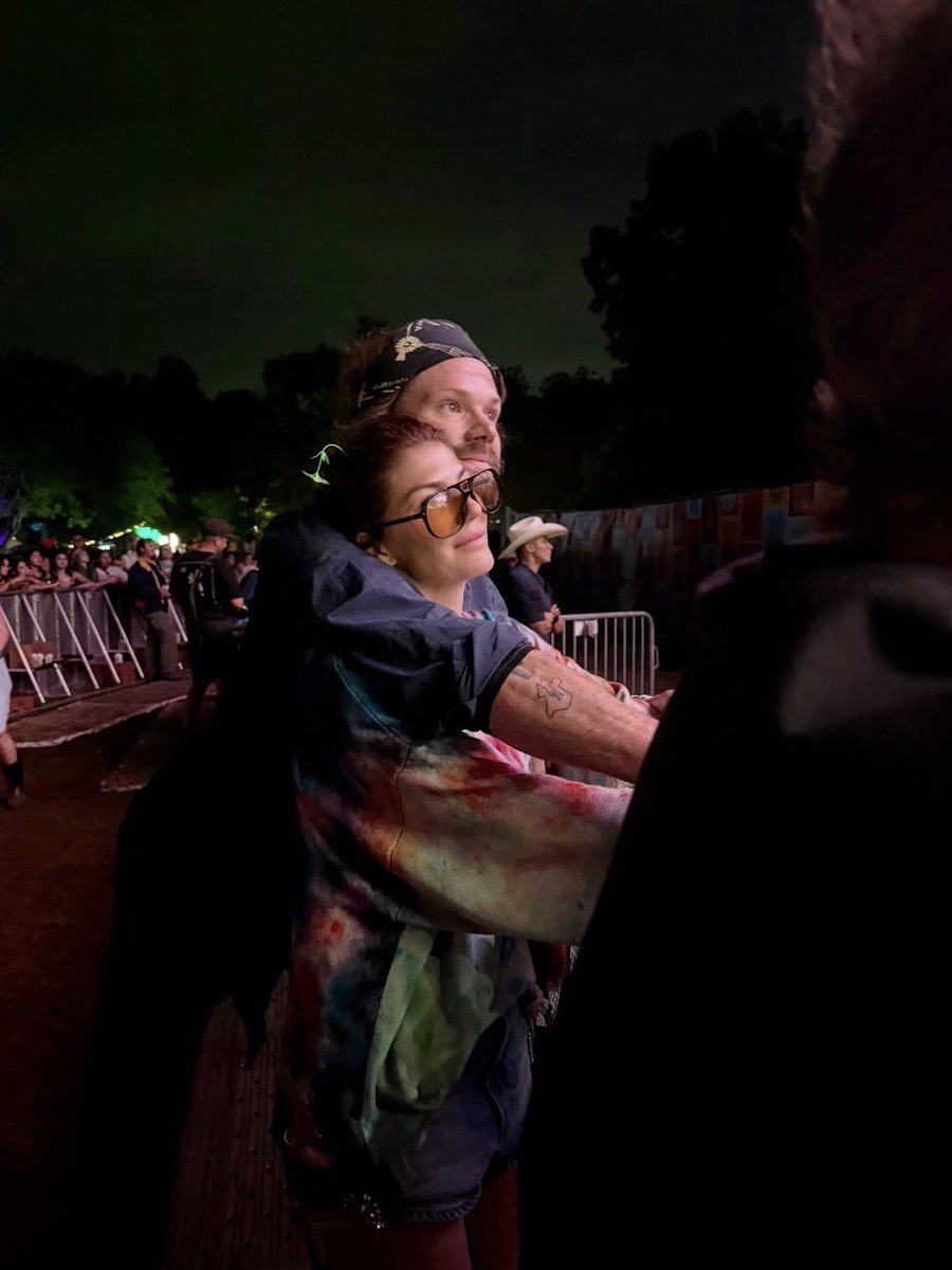 genpadbr's tweet photo. ESSES DOIS 😭😭🩷🩷

Gen nos presenteou com registros lindos com Jared no show da cantora Lorde no ACL Festival, em Austin.

📸:Gen via Instagram. https://t.co/vzXCfxCzOq