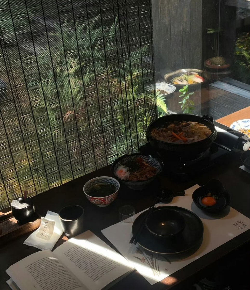 subong_arleen's tweet photo. A quiet moment, a warm bite of food, gentle bow (揖) + subtle fragrance (弥) + lingering regret (懊) + delicate flavor (味) + peaceful vibe (静) — life’s small soft beauties here. https://t.co/QTDyrVSPcF