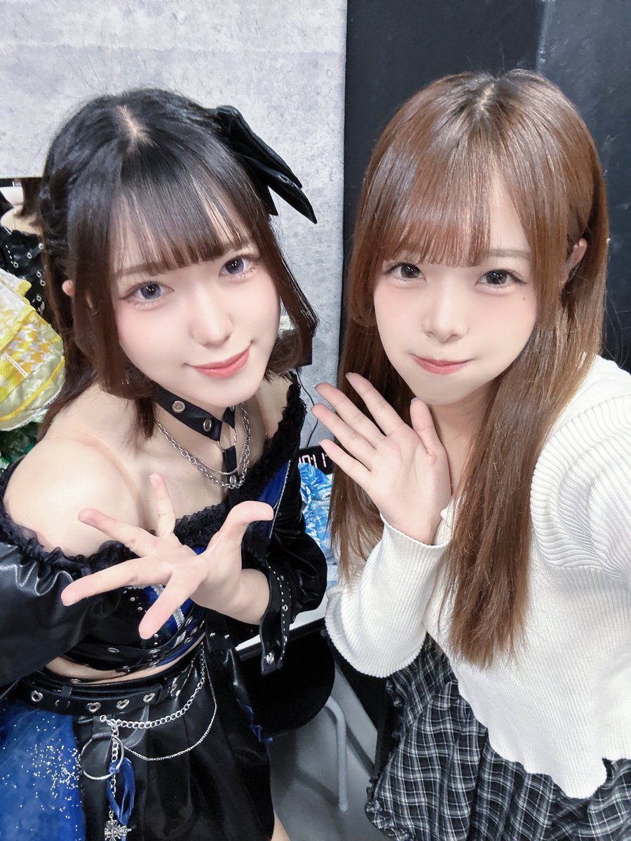 FLABI_YUINA's tweet photo. ロック衣装はLOVE××BADさんのイルちゃんが着てくださりました💜🖤

めちゃめちゃ似合ってて、ライブ中もかっこよすぎてずっと目で追ってました好きです。メロいです🤦‍♀️また対バン被った時お話させてください(× × )♡

お写真ありがとうございました！ https://t.co/j6lpg39q3a